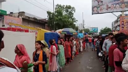 huge crowd of devotees was seen in Shiva temples on first Monday of Sawan in Agra