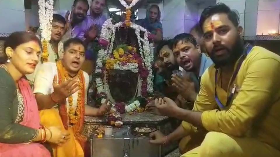 fair of Rajeshwar Mahadev has started in Agra devotees performed Jalabhishek of Lord Shiva