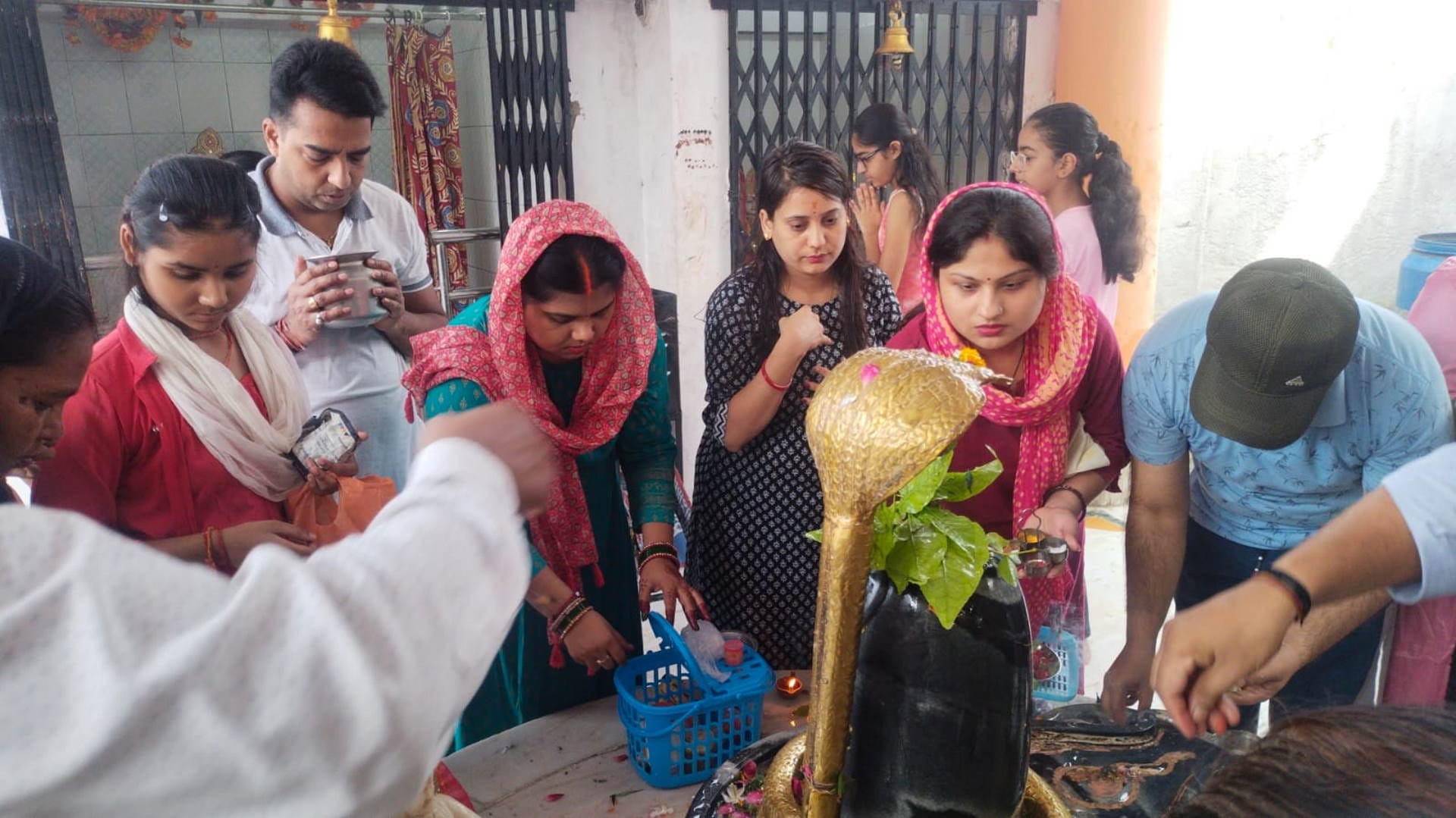 Sawan 2023 first monday devotee rush in uttarakhand shiva temples Sawan ka pehla somvar Watch Photos