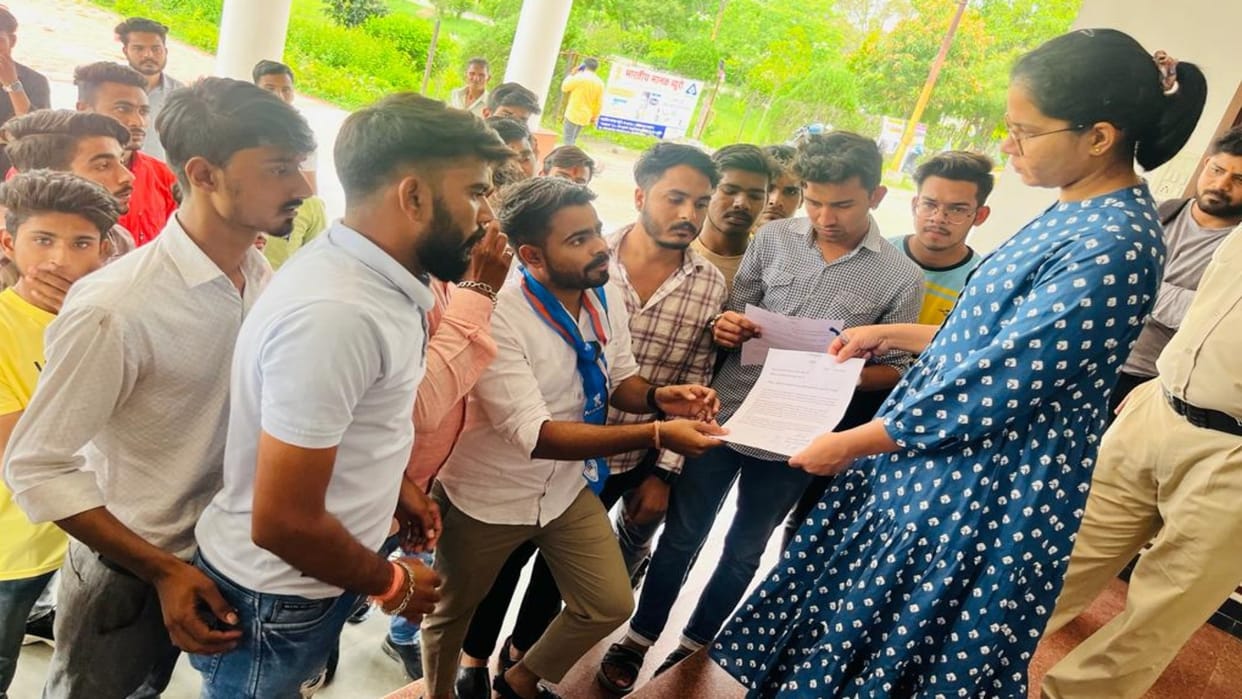 Sehore News Budget of crores will be lapsed in construction of law college building NSUI submitted memorandum