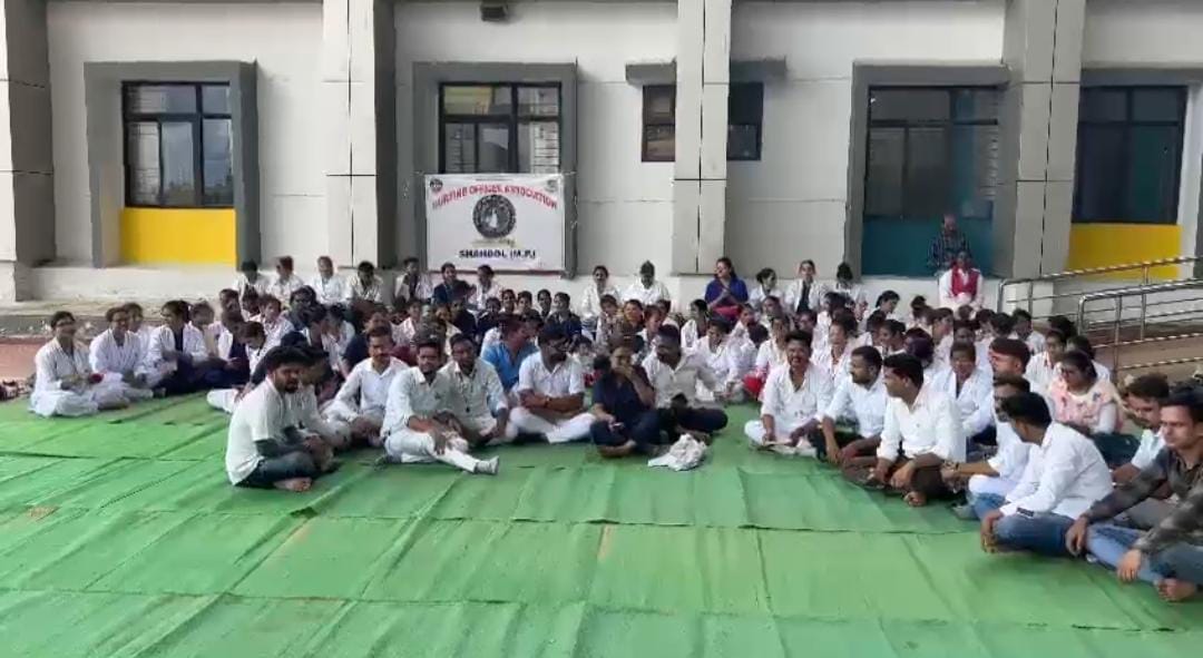 Nursing officers sitting on dharna after stopping work, management imposed duty of students for patients
