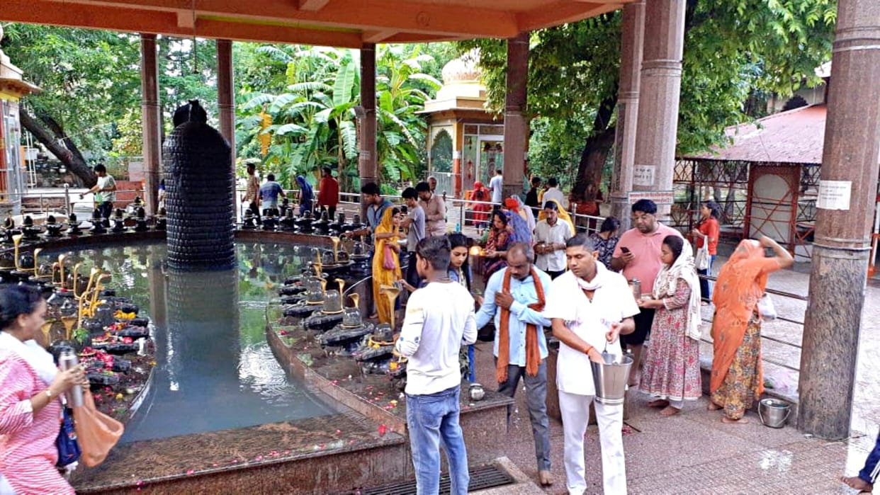 Crowds of devotees gathered in the pagodas of Kota on the first Monday of Sawan