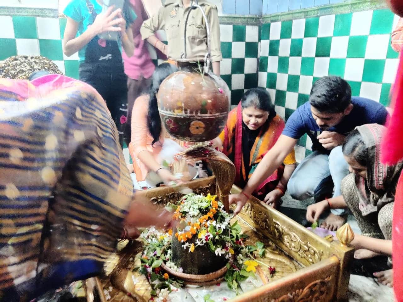 Sawan Somwar Purvanchal echoed with cheers of Har Har Mahadev in shiva temple