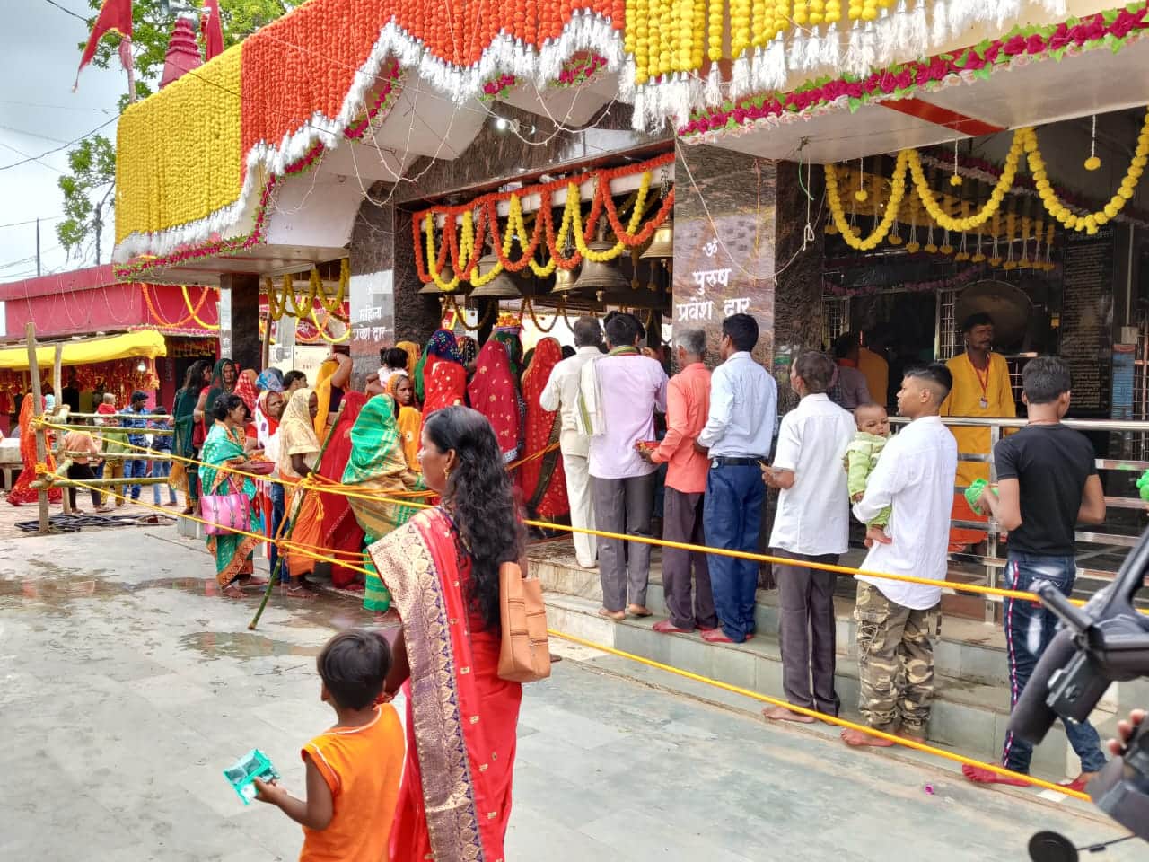 Sawan Somwar Purvanchal echoed with cheers of Har Har Mahadev in shiva temple