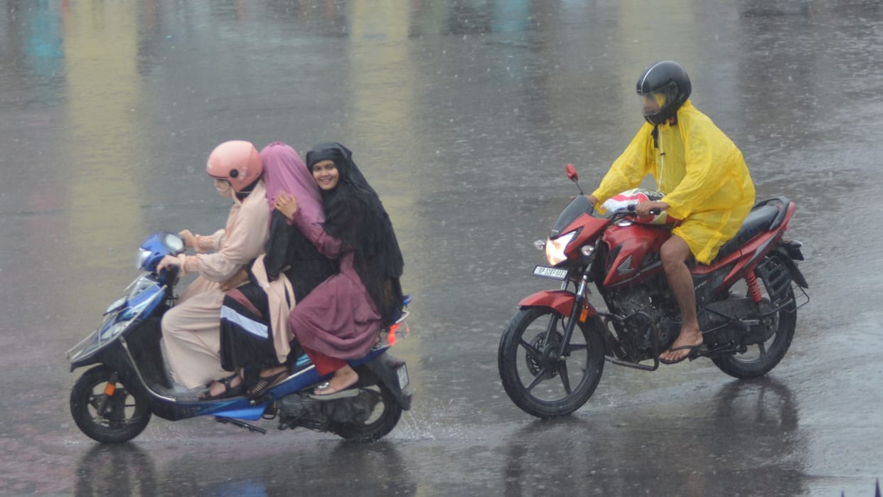Yellow alert in more than 15 districts in Uttar Pradesh.