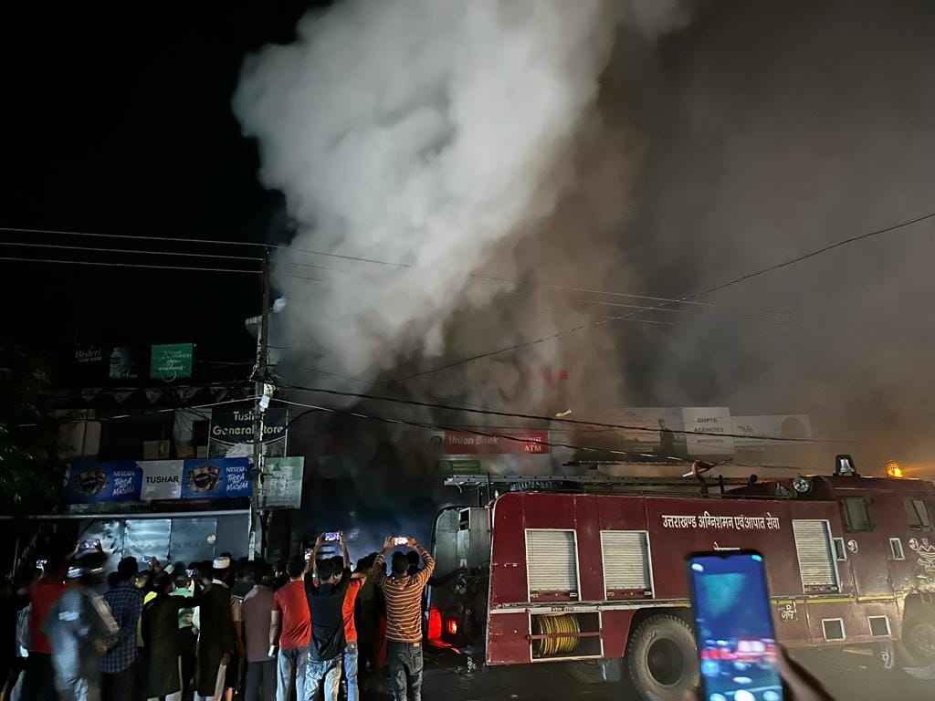 Dehradun News Fierce fire broke out in Union Bank of India in Sahaspur many computers burnt
