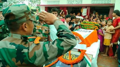 Ghazipur: आर्मी के जवान का पार्थिव शरीर घर पहुंचा, अंतिम दर्शन को उमड़ पड़े लोग, ड्यूटी के दौरान हुई थी मौत Ghazipur News The body reached the house of the army soldier, people gathered for the last darshan