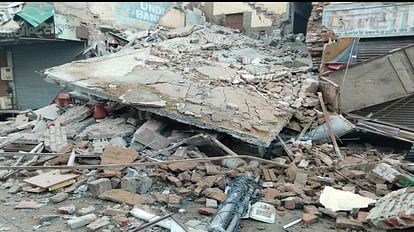 Agra Building Collapse dilapidated building in Shahganj market collapsed