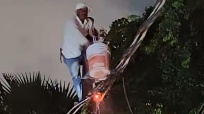 ये तो गजब हो गया!: रात में जलने लगा पोल से जुड़ा तार, बाल्टी लेकर चढ़ा बिजली कर्मी, बुझाई आग The wire connected to the pole started burning in the night, the electrician climbed with a bucket, extinguish