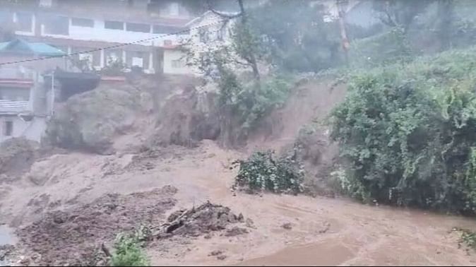 सोलन-राजगढ़ सड़क भी बाधित, शामती में भूस्खलन की चपेट में आने से दो मकान ढहे सोलन-राजगढ़ सड़क भी बाधित, शामती में भूस्खलन की चपेट में आने से दो मकान ढहे