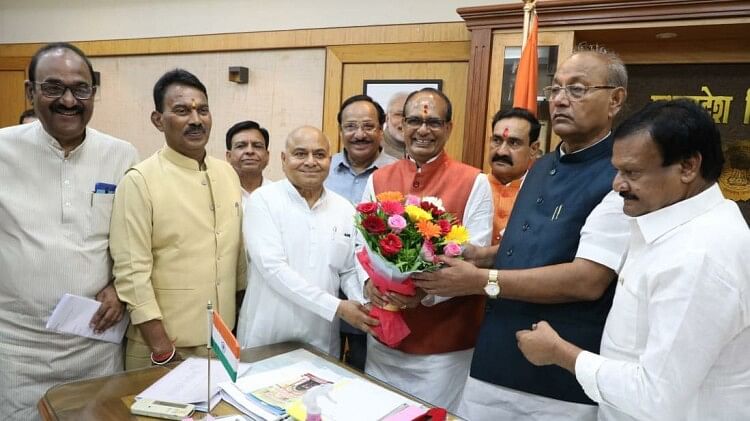 MP Assembly Monsoon Session: टमाटर-मिर्च की माला पहनकर पहुंचीं कांग्रेस विधायक, वंदे मातरम गीत पर हंगामा MP Assembly Monsoon Session updates, Kamal Nath, Govind Singh Shivraj Singh Chouhan, narottam mishra