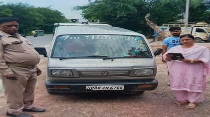 School Vehicle: गाजियाबाद-मेरठ एक्सप्रेसवे पर स्कूल बस-कार टक्कर के बाद दो वाहन सीज, 60 के चालान Two school vehicles seized, challan of 60