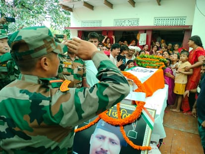 आर्मी के जवान का घर पहुंचा पार्थिव शरीर, अंतिम दर्शन को उमड़ पड़े लोग
