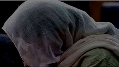 UP: खेत पर पति के सामने पत्नी को खींचकर किया निर्वस्त्र, फिर पार कर दीं बर्बरता की सारी हदें; चीखते रहे पीड़ित bullies beat up husband and misbehaved with wife when she protested In Etah