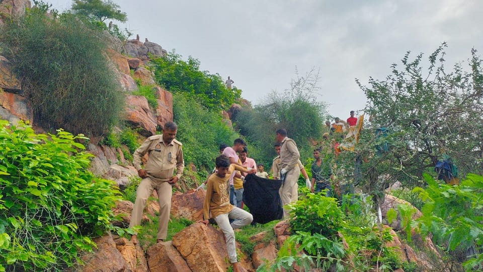 Murder of old man on Anyur mountain of Govardhan head crushed with stone People trembled seeing dead body