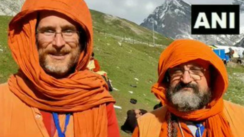 amarnath yatra 2023: Two US citizens from California undertake Amarnath Yatra in jammu kashmir