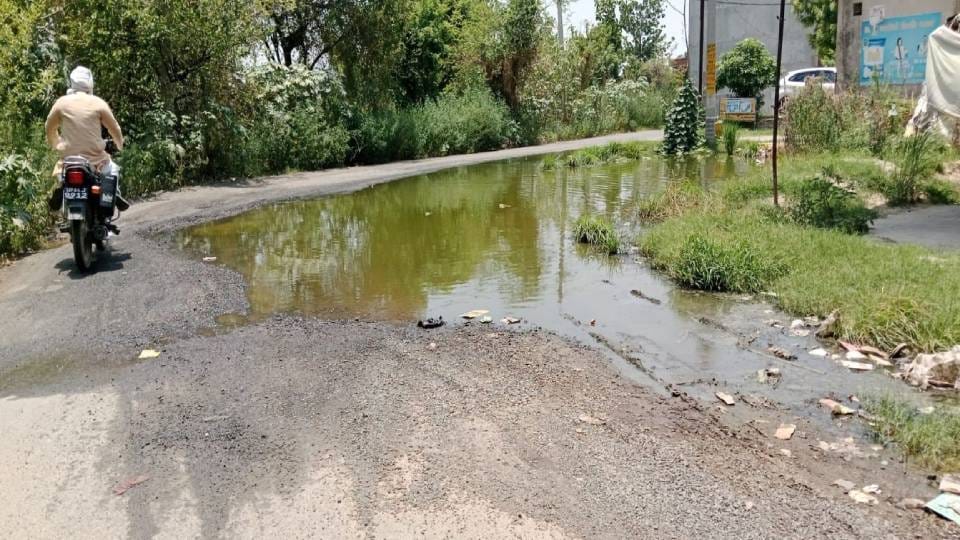 rain water is filling roads Due to lack of drainage in Mainpuri