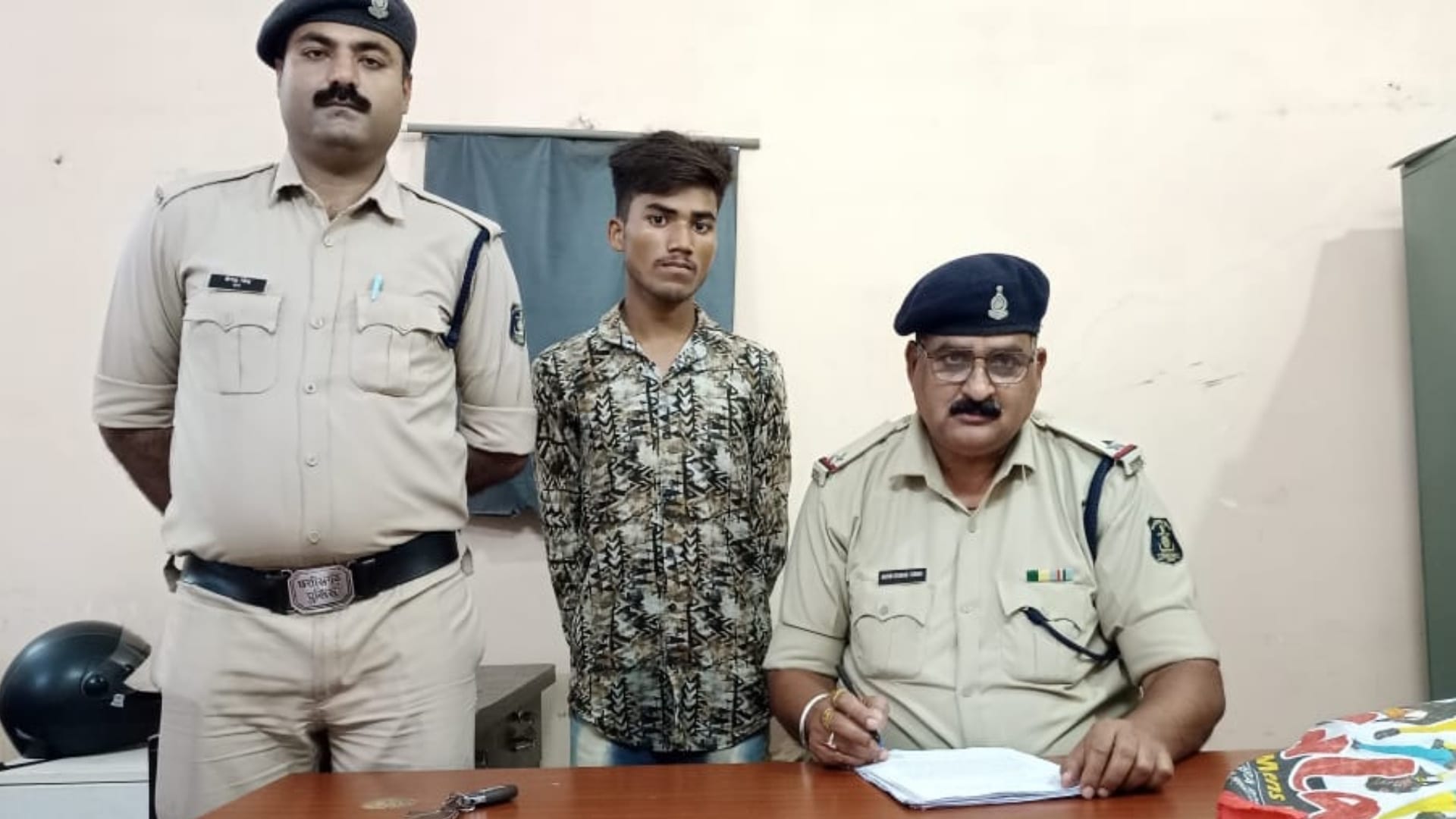 पुलिस गिरफ्त में आरोपी।