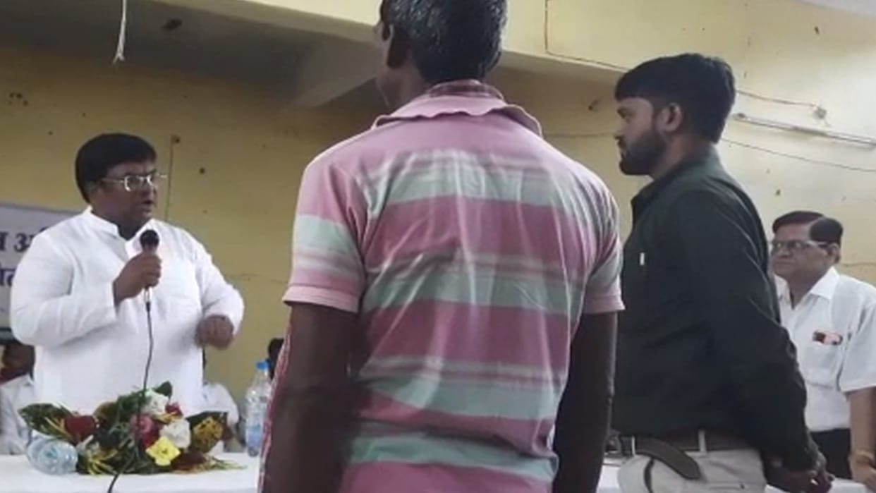 congress MLA Vinay Jaiwal reprimanded Patwari on complaint of demanding bribe from farmers in Manendragarh