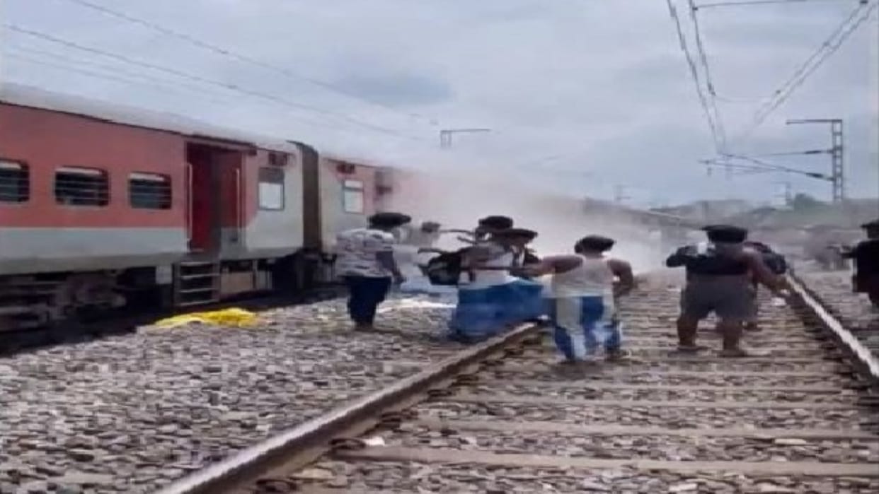 News Updates: Sack stuck in the wheel of Vivek Express, smoke started emanating due to brake binding