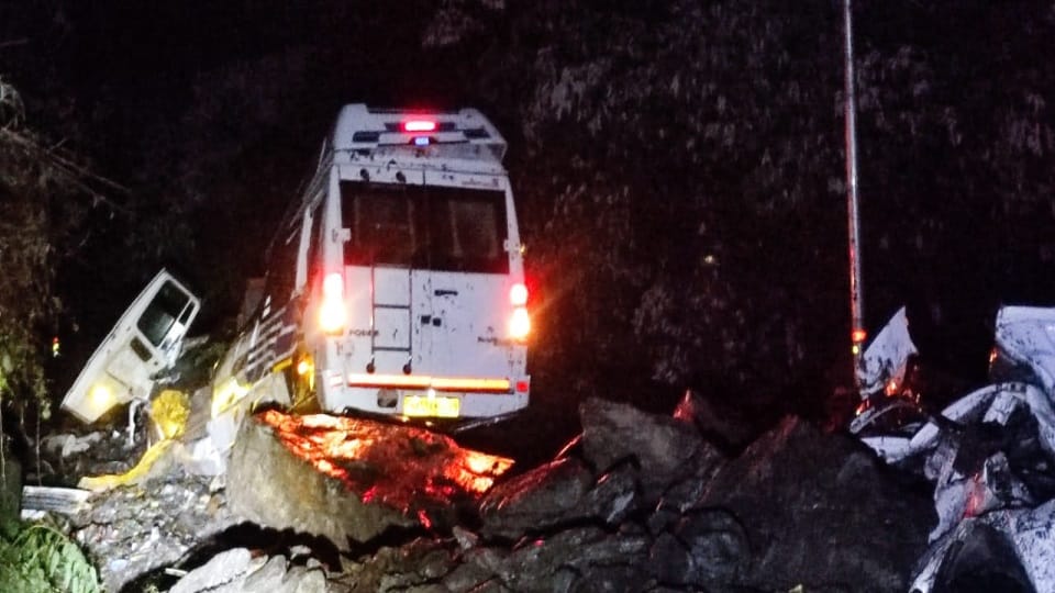Uttarakhand Weather Heavy Rainfall Landslide on Gangotri Highway vehicle buried under debris many people died