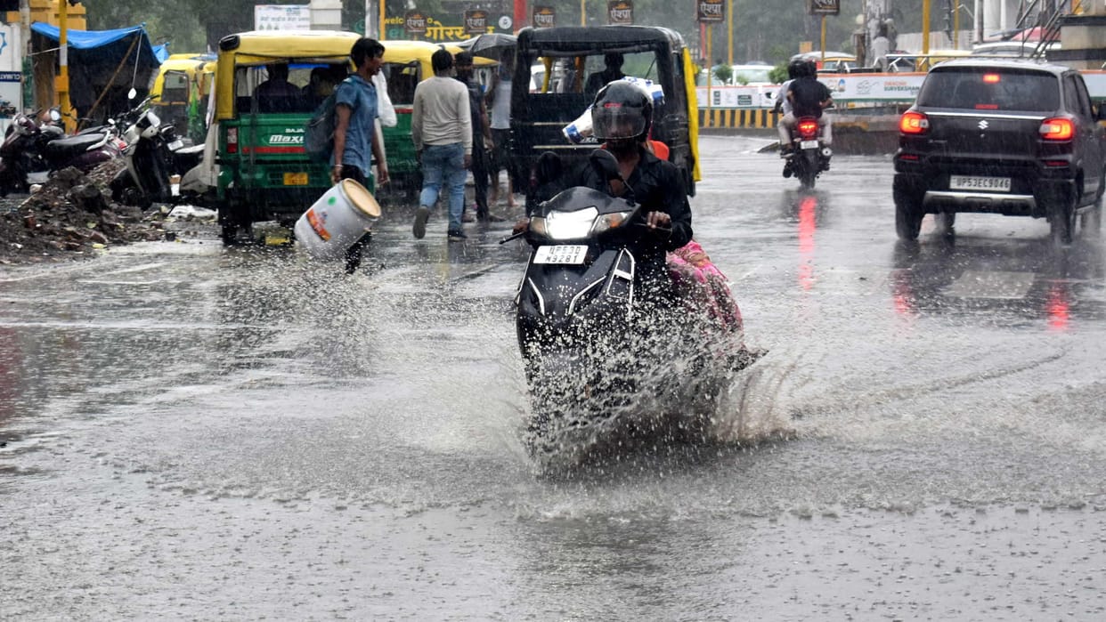Waterlogging in markets and streets of Gorakhpur city due to rain