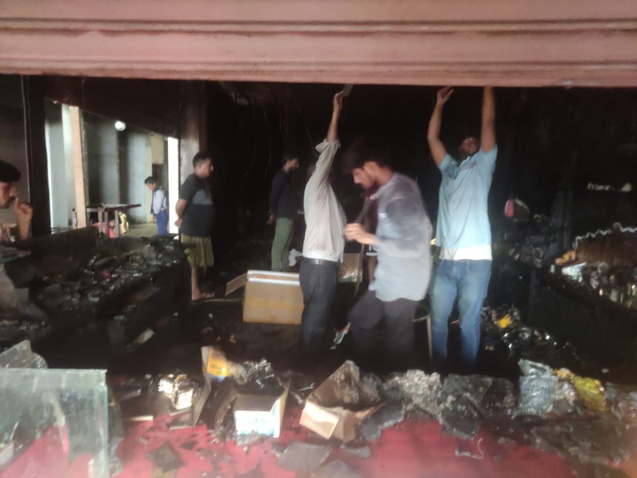 Jaunpur Fire News: Fire broke out in the shop due to short circuit, goods worth lakhs burnt to ashes, controll