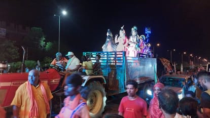Kanwar Yatra: The highway became saffron, the kanwariyas moving towards the pagodas dancing and singing