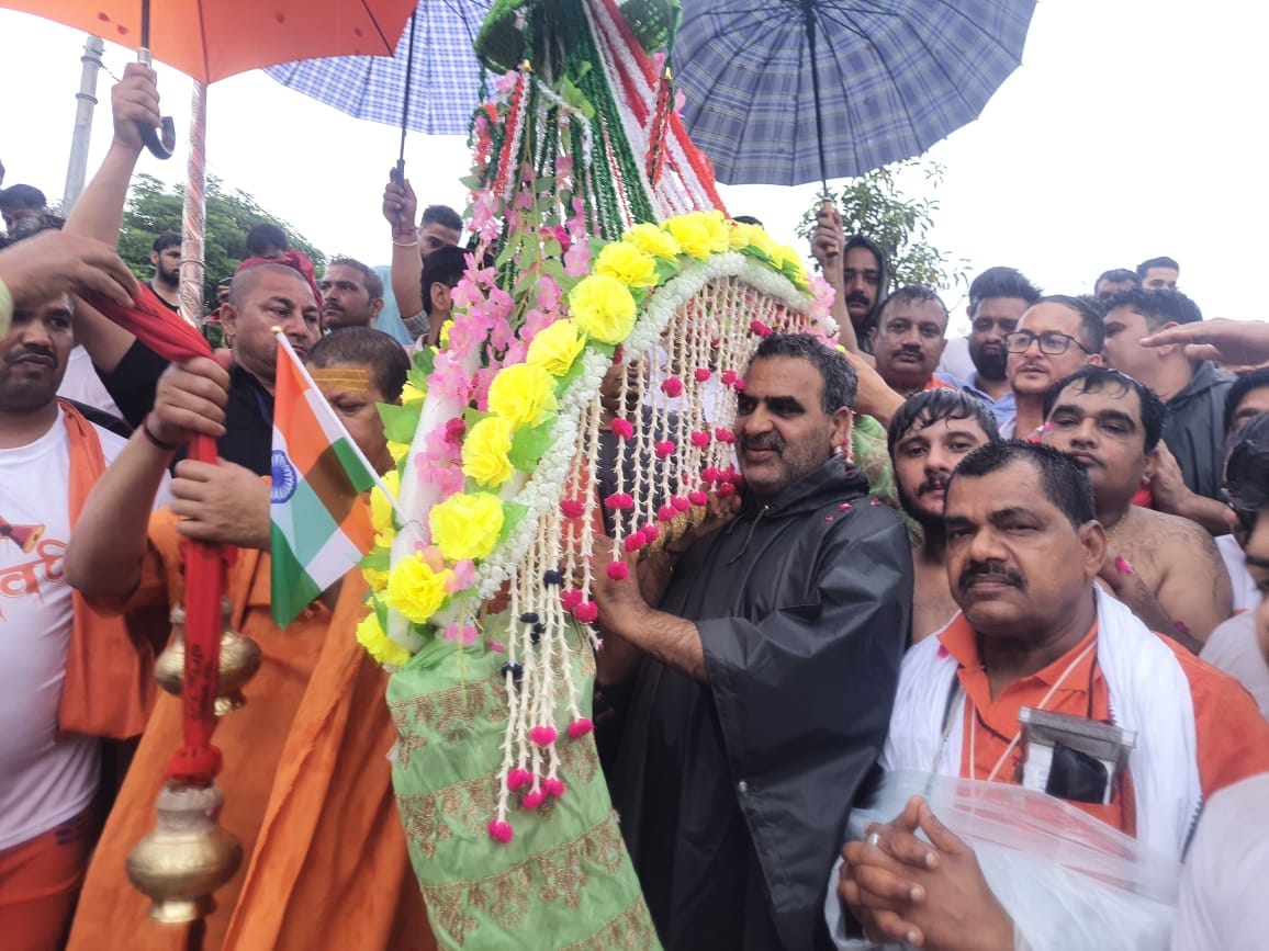 Kanwar Yatra 2023 Union Minister of State Sanjeev Balyan Took Kanwar from Haridwar