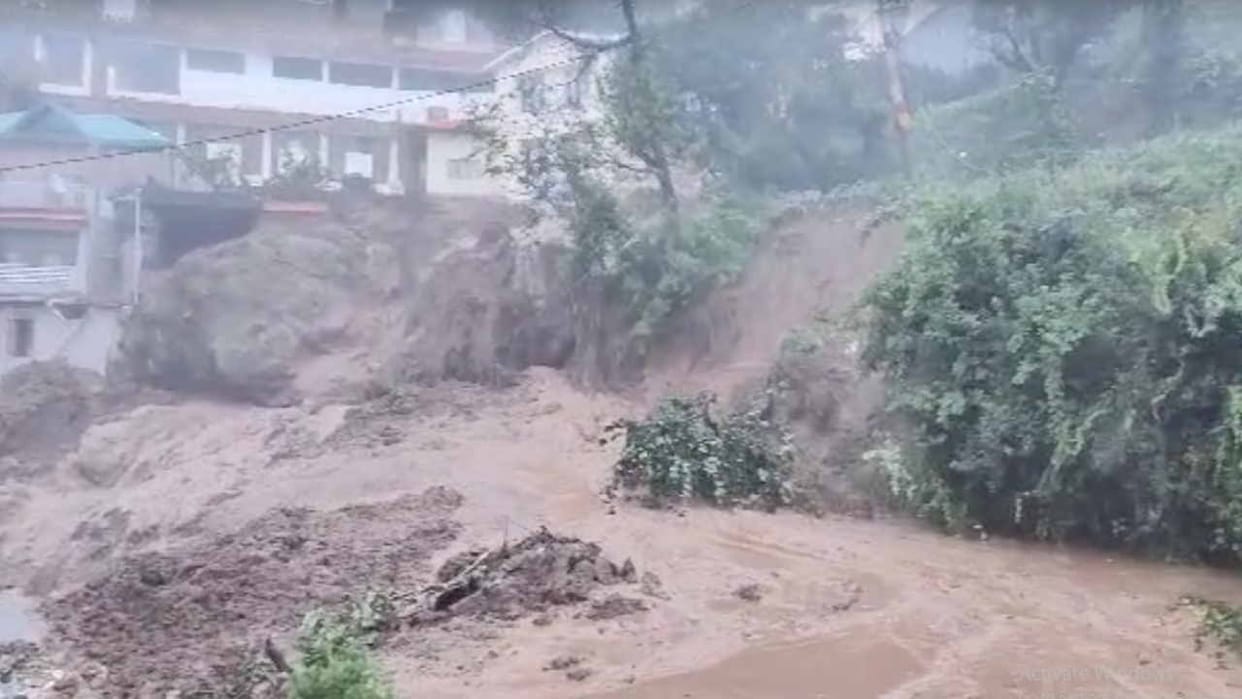 Two houses collapsed due to landslide in Shamti, Solan-Rajgarh road also blocked