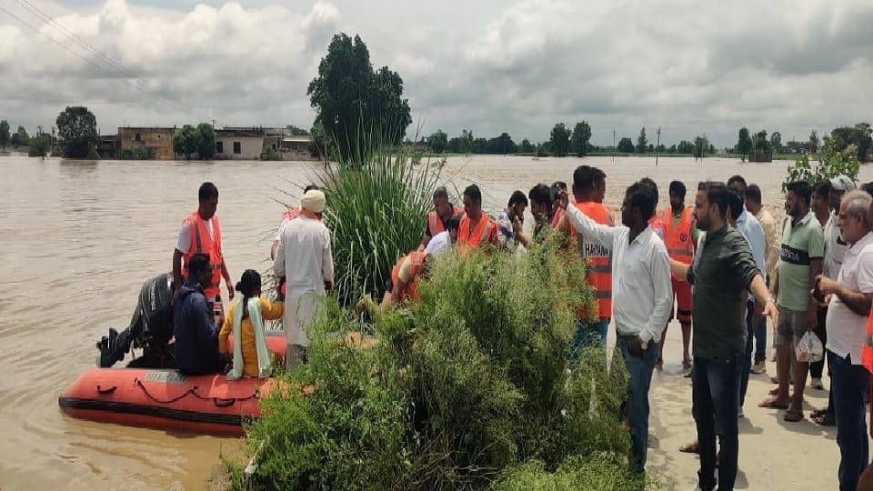 Water in 24 villages in Indri of Karnal, 10 thousand acres of crops submerged, contact broken with city