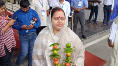 कल्पना वर्मा टमाटर-मिर्च से बनी माला पहनकर विधानसभा पहुंचीं।