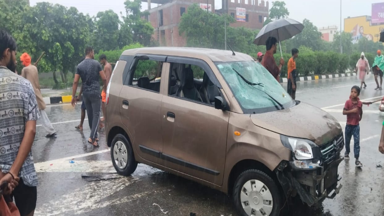 Meerut: Vehicle hit Kanwariya on highway, angry people vandalized car