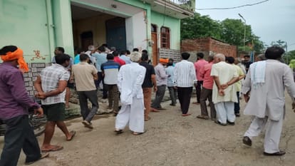 Accident: Dharmendra told, family kept on suffering in car for 40 minutes, officials did not reach for help