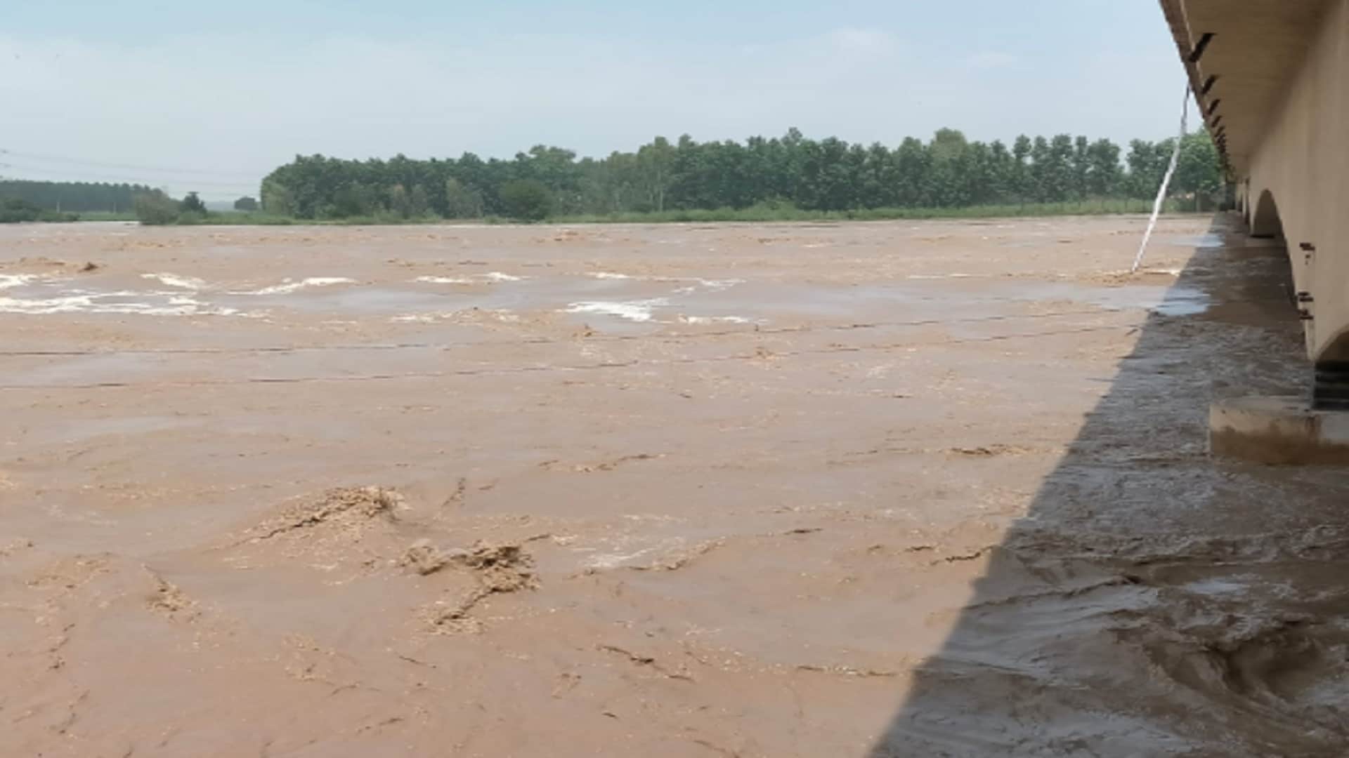 UP: Peoples of West UP are in danger due to excess water in rivers including Yamuna