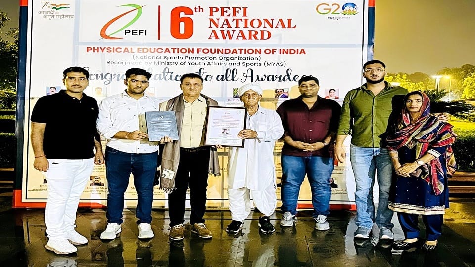 Teacher of Mandothi Tejpal Dalal got respect in Bahadurgarh, only Paiffi Award in state