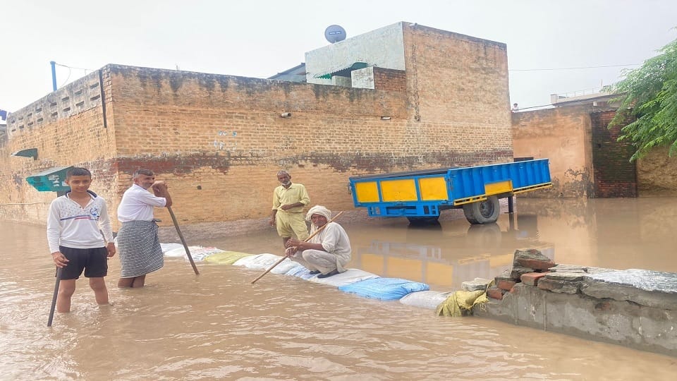 Water in 24 villages in Indri of Karnal, 10 thousand acres of crops submerged, contact broken with city
