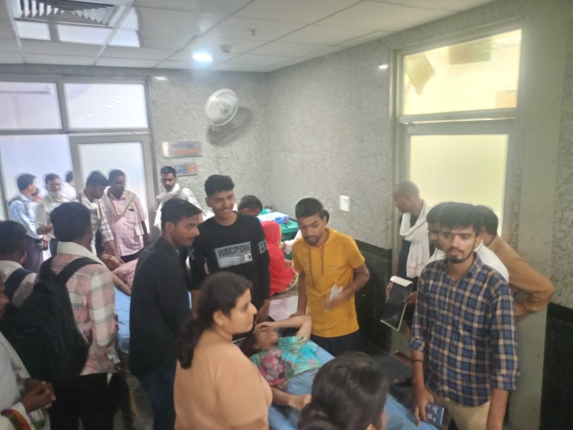 Uproar in BHU: Students clash with proctorial team, two girl students injured, protesting for a week