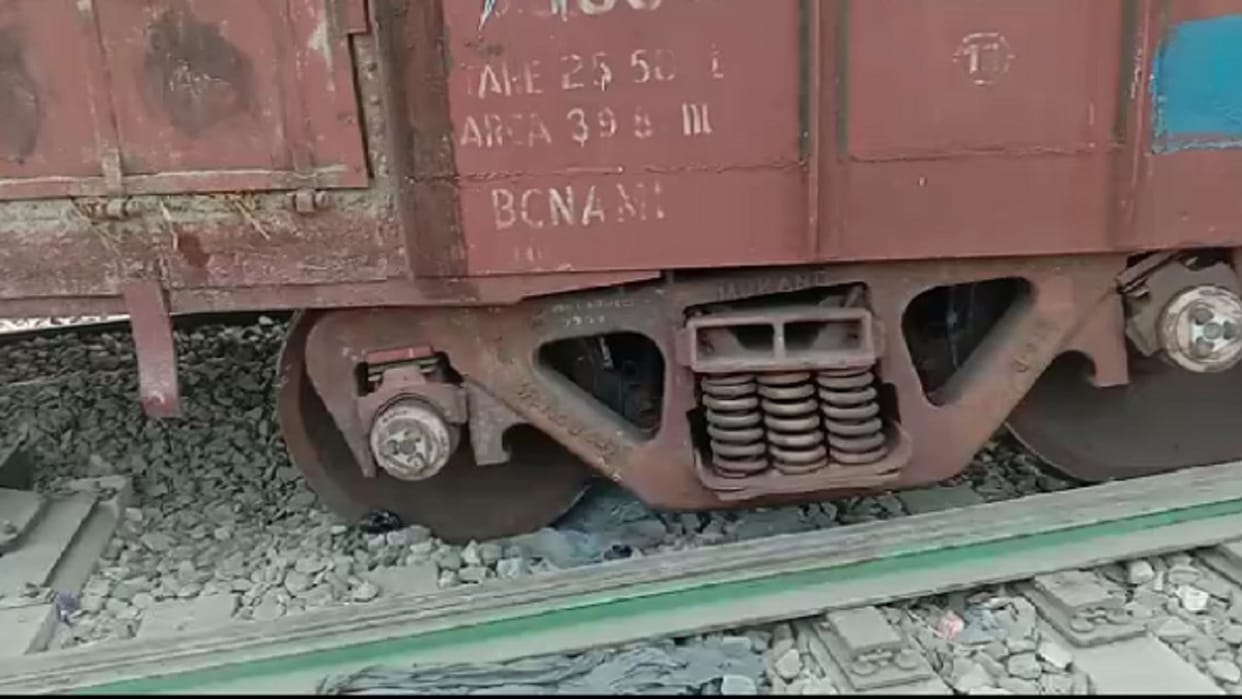 Wheel of moving goods train broken, many wheels derailed, traffic disrupted
