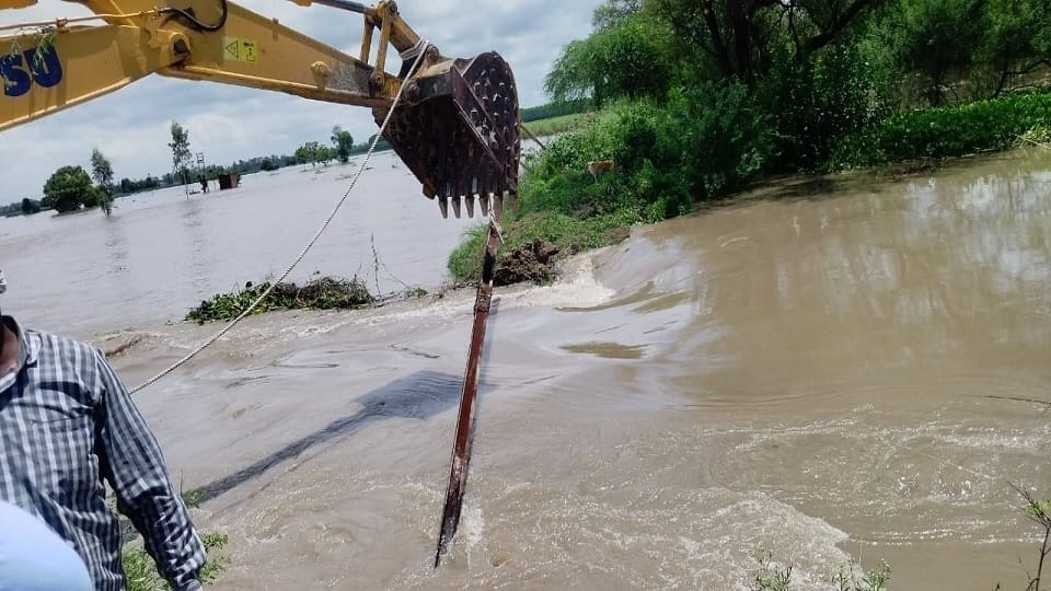 Narwana branch canal broken in Kurukshetra, thousands of acres of area submerged, possibility of flood