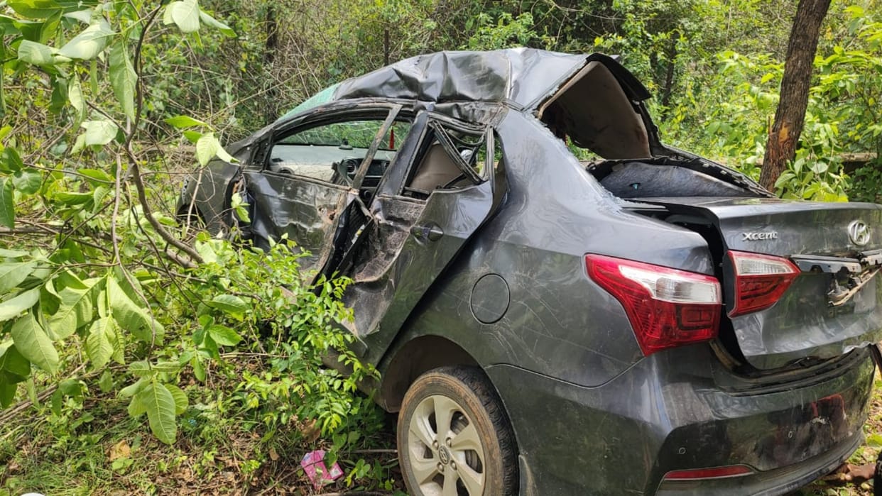 two friends killed two injured after car collided with tree at high speed in balrampur