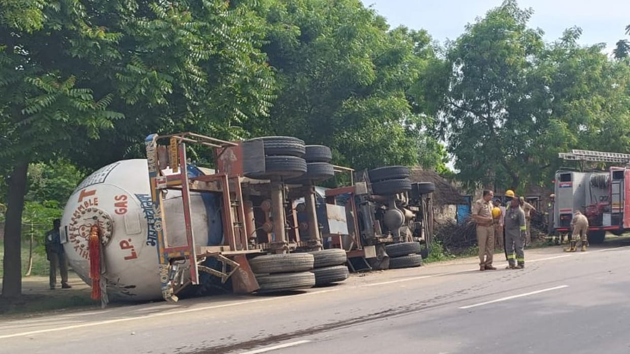 Big Road Accident Gas tanker overturned after trampling tempo in Pratapgarh