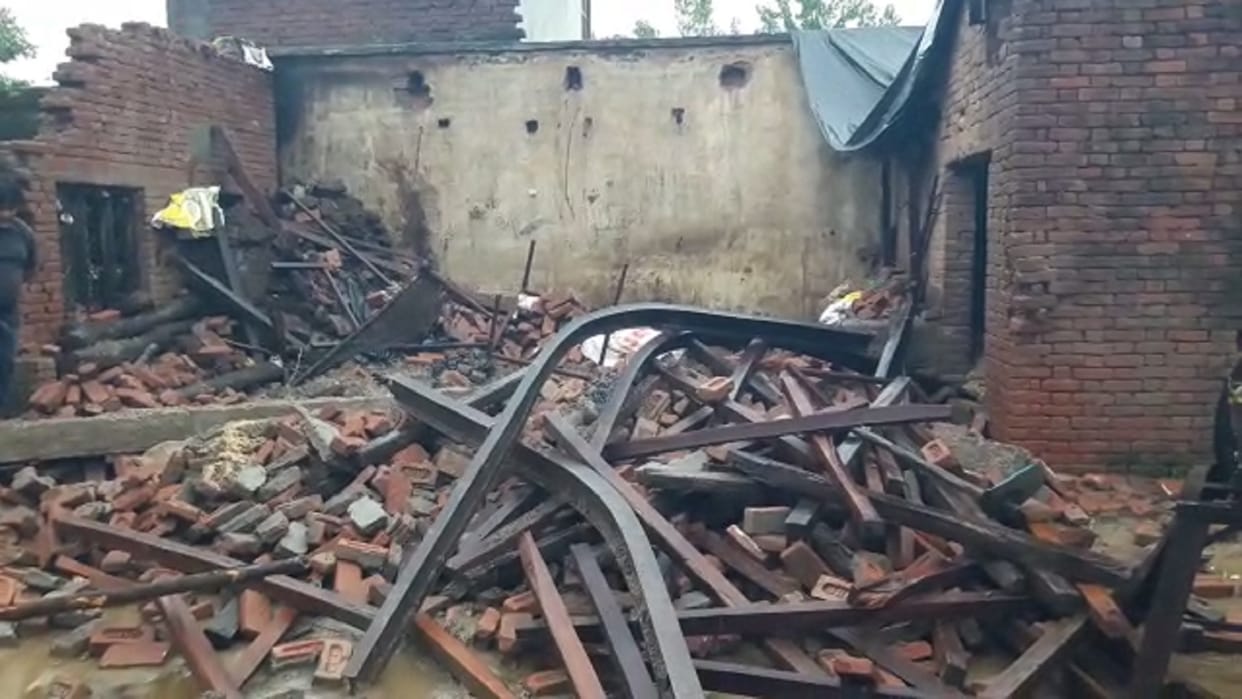 Roof collapses due to rain in Saharanpur, women and cattle buried under debris