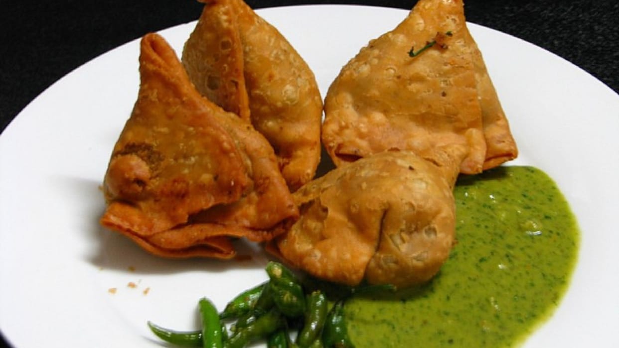 Maharashtra: Mumbai doctor loses one lakh fourty thousands while ordering samosas