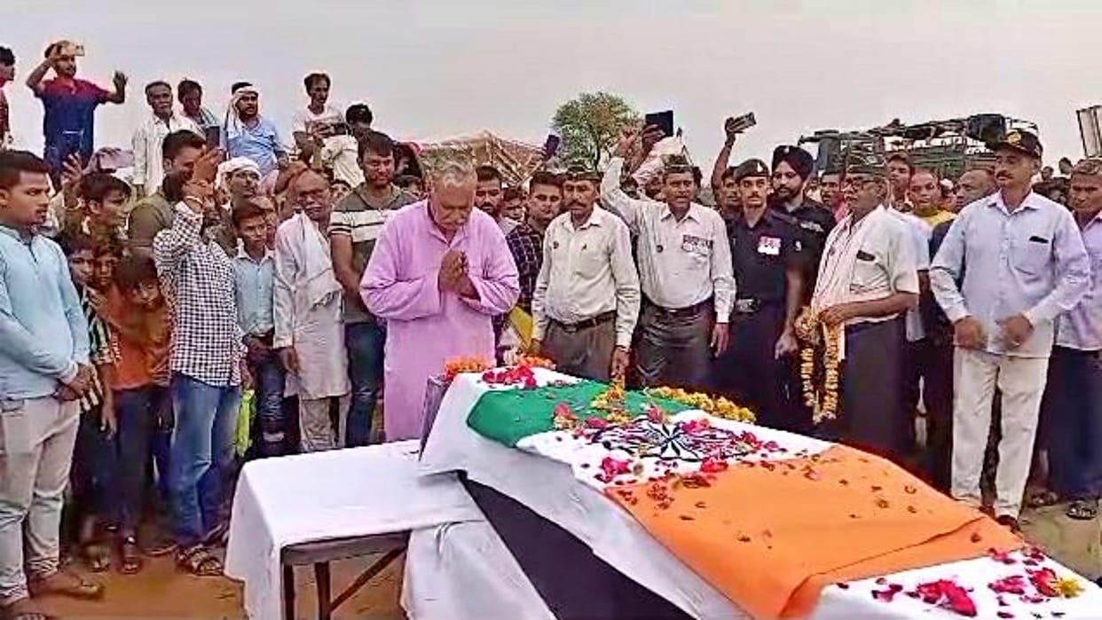 Havildar posted in Indian Army in Dholpur bid farewell with moist eyes