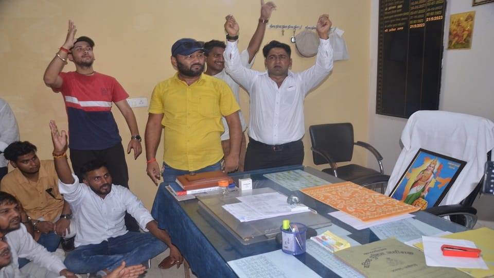Uproar over the accused of indecent remarks on PM