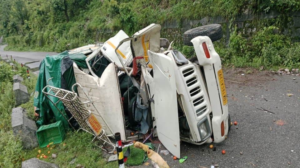 Vehicle carrying tomatoes Buried under boulder after landslide in Vikasnagar two killed dehradun Weather news