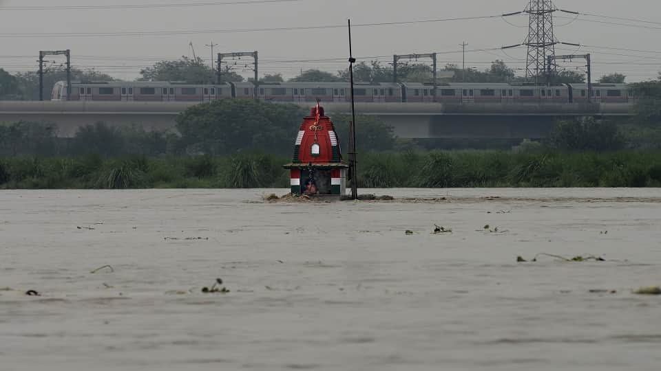 Delhi yamuna flood update water entered in low lying areas besides ring road and isbt kashmiri gate