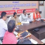 जिला विकास समन्वय एवं निगरानी समिति (दिशा) की बैठक लेते मंत्री प्रोफेसर एसपी सिंह बघेल
