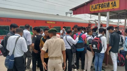 Bihar News : सिर्फ पटना के दो स्टेशनों पर कुछ घंटे की जांच में 406 बेटिकट पकड़े गए, तीन दिन में 71 लाख वसूले Bihar News : 406 non-tickets were caught at two stations of Patna, 71 lakhs were recovered in three days.